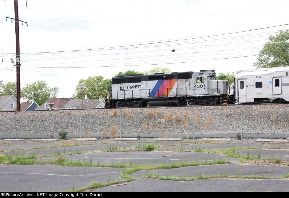 NJT 4301 on a 4 coach shop move